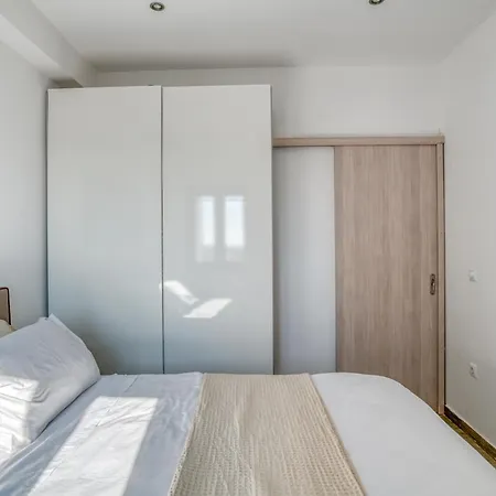 Deluxe House With Pool For 6 Ppl Apartment